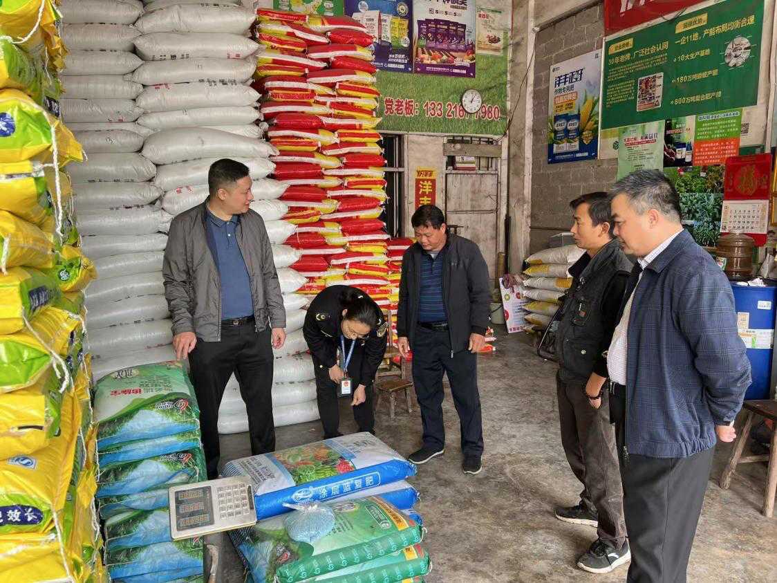 護(hù)航春耕 保障質(zhì)量——橋圩供銷社聯(lián)合港南區(qū)市場監(jiān)督管理局開展春季農(nóng)資專項(xiàng)檢查行動(dòng)